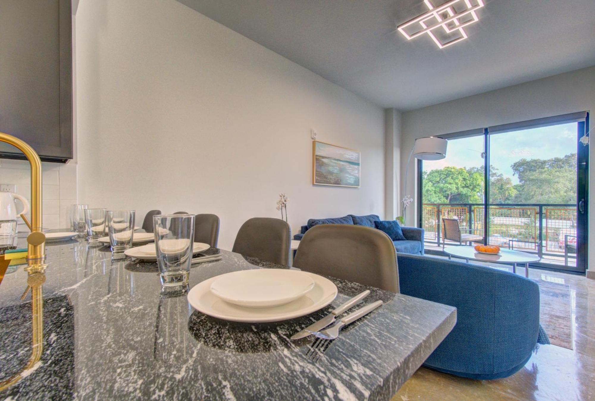 At Koosh Living Apartment Davie